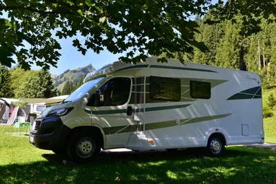 Camping Vorderboden - Wohnwagen auf dem Wohnwagenstellplatz vom Campingplatz im Grünen