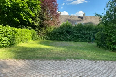Camping Waldfrieden - Standplatz auf grüner Wiese umgeben von kleinen Hecken 