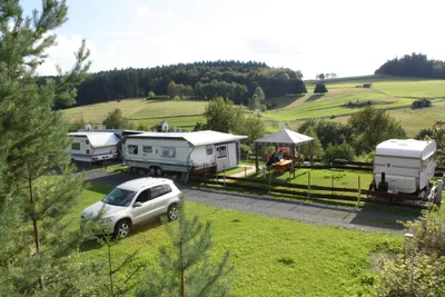 Campingplatz Wallenstein - Wohnwagen- und Zeltstellplatz auf grüner Wiese auf dem Campingplatz