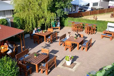 Campingplatz Wattenlöper - Blick auf die Sommerterrasse und Biergarten vom Restaurant auf dem Campingplatz