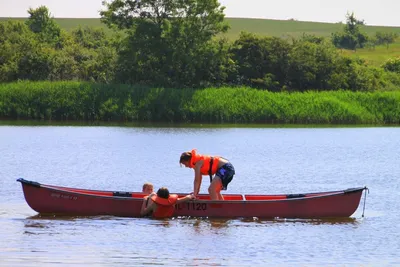 Campingplatz Wees - Kinder in einem Kanu auf dem Wasser
