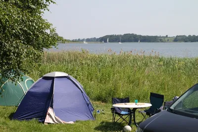 Campingplatz Wees - Zelte auf dem Campingplatz in der Nähe des Wassers