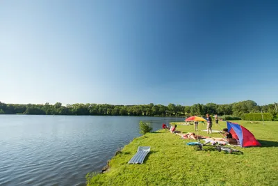 Camping Park Weiherhof - Liegewiese am Ufer des Sees