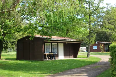 Campingplatz Weißensee - Wohnbungalow auf dem Campingplatz zwischen Bäumen
