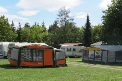 Campingplatz Weißensee - Wohnwagen mit Vorzelten auf dem Campingplatz