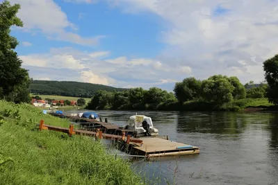 Camping am Fluss - Steg in die Weser mit vertäutem Boot