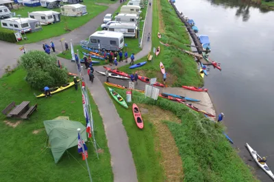 Camping am Fluss - Beginn einer Kanutour auf der Weser vom Campingplatz aus