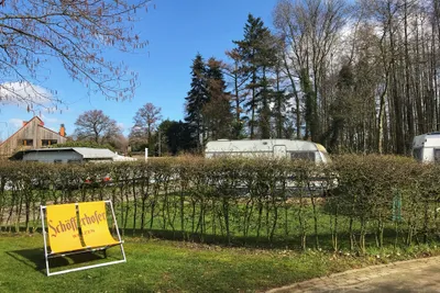 Camping Westerstede  - Liegestühle auf dem Stellplatz vom Campingplatz im Grünen