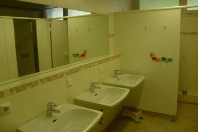 Camping Zellersee - Sanitäranlage auf dem Campingplatz mit Bad mit Toilette, Waschbecken, Spiegel und Dusche