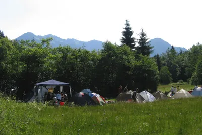 Camping Zellersee - Zeltplatz im Grünen mit Blick auf die Berge