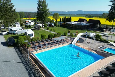 Caravan Camping Sächsische Schweiz - Pool im Freien mit Liegestühlen und kleiner Rutsche