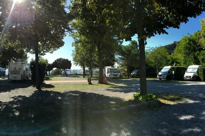 Caravan Park La Vesima - Wohnmobil- und  Wohnwagenstellplätze im Schatten der Bäume
