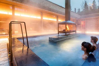 Caravanpark Sexten - Gäste in der Outdoor-Sauna auf dem Campingplatz