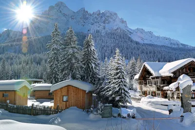 Caravanpark Sexten - Übersicht auf das gesamte Campingplatz Gelände  mit Blick auf die Berge
