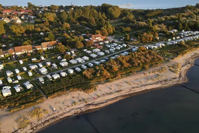 Caravancamp Ostseeblick - Luftaufnahme des Campingplatzes am Meer