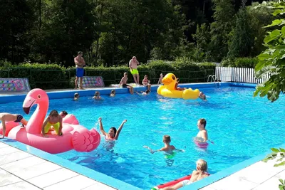 Camping Carpe Diem  -  Camper im Pool vom Campingplatz
