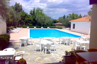 Camping Castle View -  Pool mit Liegestühlen und Sonnenschirmen auf dem Campingplatz 