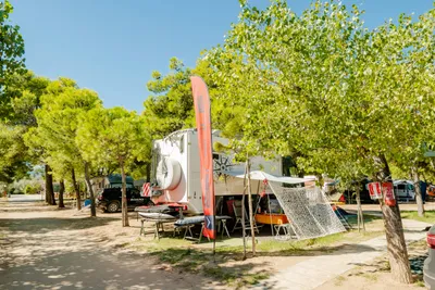 Centro Vacanze Oriente - Stellplätze zwischen den Bäumen