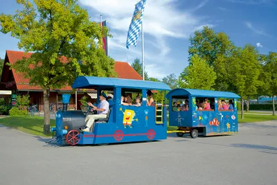 Chiemsee-Camping Rödlgries - Kinder in der Campingplatz-Lokomotive