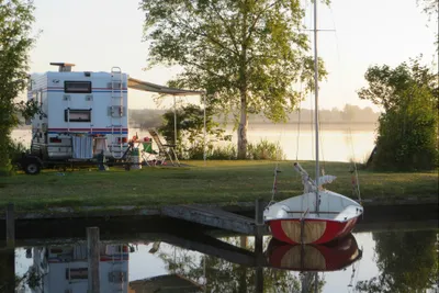 Ardoer Camping Cnossen Leekstermeer - Kleiner Bootshafen am Campingplatz