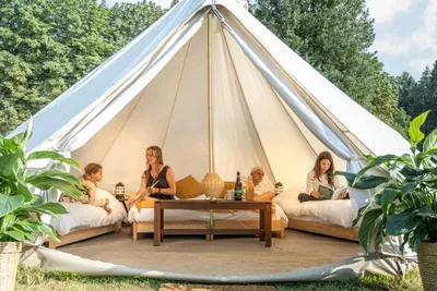 Cocoon Village - Familie im Inneren eines Glamping-Zeltes