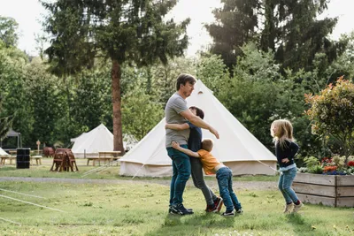Camping Grottes de Han - Spielende Campinggäste auf dem Campingplatz