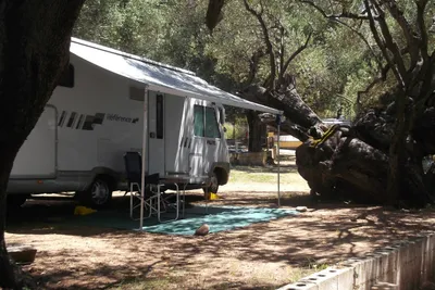 Camping Costa del Mito - Wohnmobil im Schatten auf dem Campingplatz 
