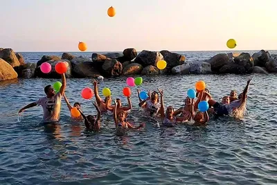 Camping Costa del Mito - spielende Kinder im Wasser 