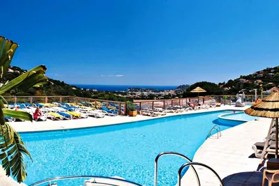 Camping Cros de Mouton  -  Pool vom Campingplatz mit Blick auf das Mittelmeer