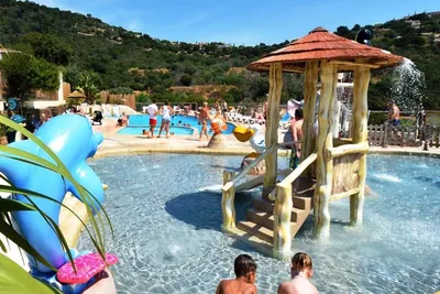Camping Cros de Mouton  -  Pool vom Campingplatz mit Kinderbecken und Blick auf die Berge