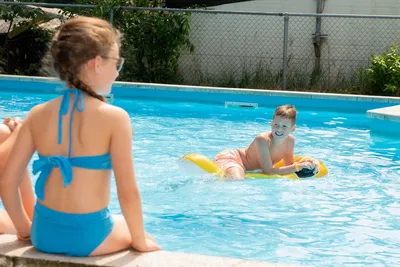 Camping D'n Mastendol  - Kinder im Pool vom Campingplatz