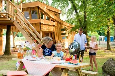 Camping D'n Mastendol  -  Camper am Picknicktisch und dem Grill vor dem Mobilheim vom Campingplatz