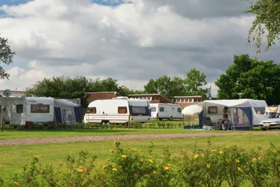 Dancamps Kolding  -  Wohnwagen- und Zeltstellplatz auf grüner Wiese auf dem Campingplatz