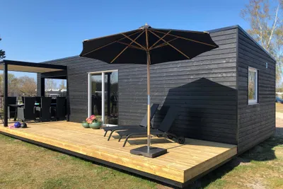 DCU-Camping Gjerrild Strand  - Mobilheim mit Terrasse auf dem Campingplatz