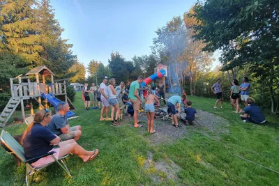Camping In de Bongerd - Siblu Ferienpark  Camping De Bongerd - Gäste beim Lagerfeuerplatz neben dem Kinderspielplatz