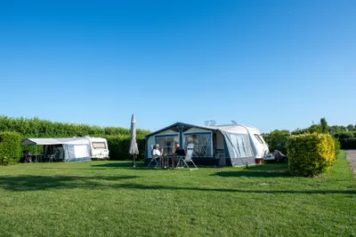 Camping De Boonepolder teilweise parzellierte und durch Hecken getrennte Standplätze