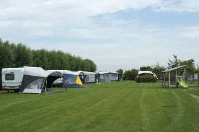 Camping De Couter - Wohnwägen auf Standplätzen des Campingplatzes