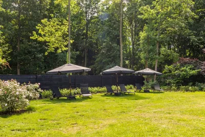 De Glamping - Liegestühle auf der Wiese des Campingplatzes