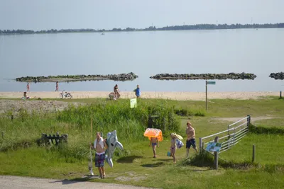 Camping De Grevelingen - Gäste am Badestrand