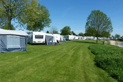 Camping De Grote Altena - Wohnmobil- und  Wohnwagenstellplätze auf der Wiese
