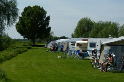 Camping De Grote Altena - Wohnmobil- und  Wohnwagenstellplätze auf der Wiese