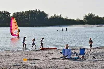Camping De Holle Poarte - Gäste beim Baden am Strand