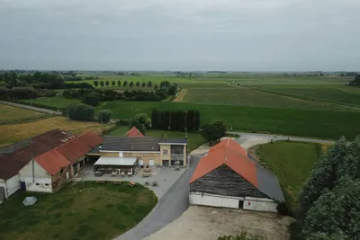 Camping De IJzerhoeve - Luftaufnahme vom Restaurant und Hauptgebäude vom Campingplatz