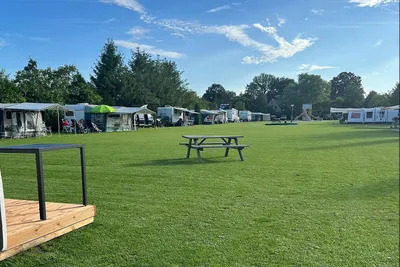 Camping De Kleine Reus - Standplatzwiese auf dem Campingplatz