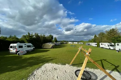 Camping De Kleine Reus - Standplatzwiese mit Kinderspielplatz auf dem Campingplatz