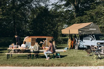 Camping de Kleine Wereld - Wohnmobil- und Wohnwagenstandplätze auf der Wiese