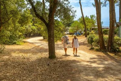 Camping de la Plage de Riez - Camper spazieren auf dem Campingplatz