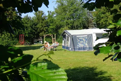Camping De Lage Werf - Standplätze zwischen den Bäumen auf dem Campingplatz