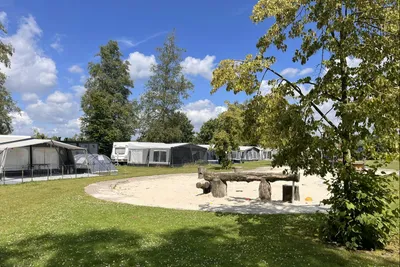 De Leughte - Blick auf die Standplätze auf der Wiese mit dem Kinderspielplatz