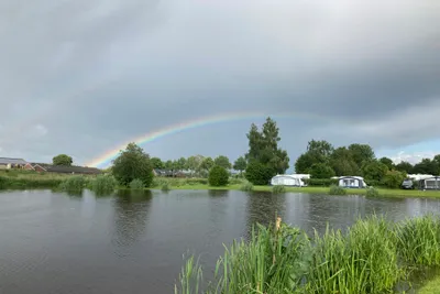 Camping De Linderbeek - Blick auf die Standplätze am Wasser